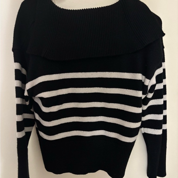 Zara Black and White V-Neck Striped Sweater - Picture 3 of 4